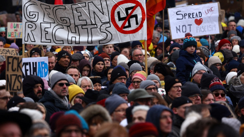 Miles de personas se manifiestan contra el partido ultraderechista alemán AfD y exigen la protección de la democracia en Frankfurt.