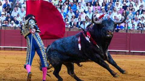 El torero David Fandila "El Fandi" tortura un animal hasta su extenuación en Sevilla, a 21 de abril de 2024.