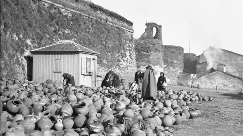 6/5/24 Ruth Matilda Anderson fotografía un mercado de alfarería en el exterior de la muralla de Lugo (1925)