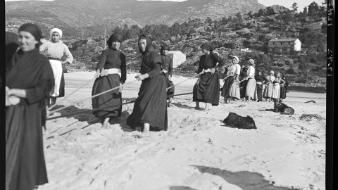 6/5/24 Un grupo de mujeres tiran de una red en Ézaro (A Coruña), el 6 de noviembre de 1924.