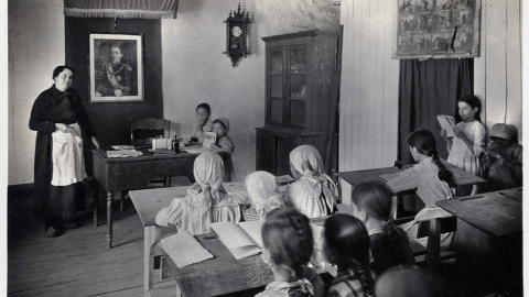 6/5/24 Una maestra imparte clases en una escuela pública para niñas en Areas (Pontevedra).