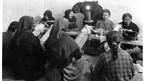 6/5/24 Un grupo de 'palilleiras' traballando en una casa en Muxía, en A Coruña (1924).