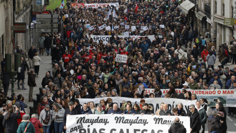 Más de un centenar de organizaciones ecologistas se movilizan por la defensa del mar y contra la gestión del episodio contaminante causado por el vertido de "pellets", en Santiago, a 21/1/2024