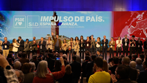 Foto de familia de los miembros del PSOE tras la clausura de la convención política del PSOE, a 21 de enero de 2024, en A Coruña.