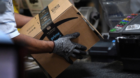 Foto de archivo datada el 30 de abril de 2019 en la que un trabajador ensambla una caja para su entrega en el centro logístico de Amazon en Baltimore, Maryland (EEUU).