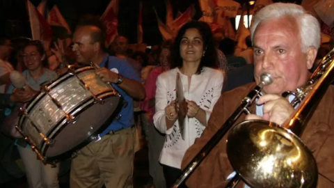 7/5/24 Manuel Baltar, a la izquierda con un bombo, y su padre, Xosé Luis Baltar, a la derecha con un trombón, en una imagen de archivo