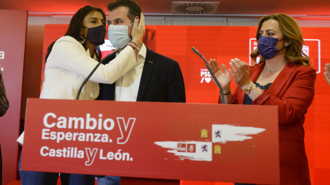 La vicesecretaria del PSCyL-PSOE, Virginia Barcones, consuela al candidato del PSOE a la Presidencia de la Junta, Luis Tudanca, a 13 de febrero de 2022, en Valladolid.