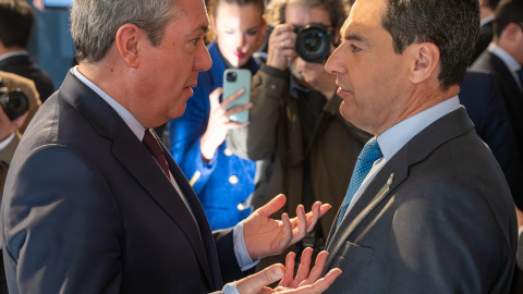 El presidente de la Junta de Andalucía, Juanma Moreno, y el secretario general del PSOE-A, Juan Espadas. Imagen de archivo