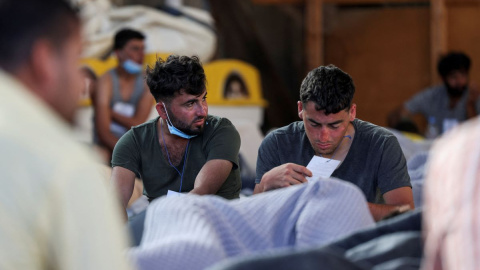 Varios migrantes descansan en un refugio, después de una operación de rescate tras naufragar en mar abierto, en Kalamata, Grecia, a 14 de junio de 2023.