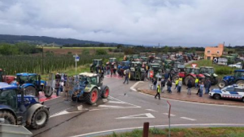 Un centenar de tractors tallen la C-66 al Baix Empordà protestant contra la gestió de la sequera