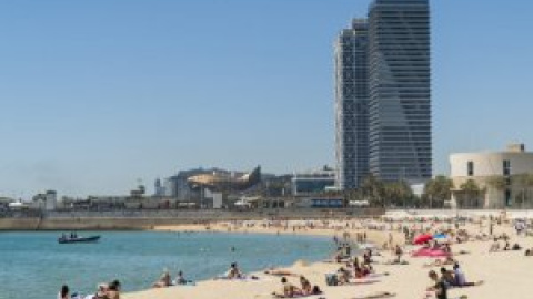 La temporada alta de baño ya ha empezado en las playas barcelonesas