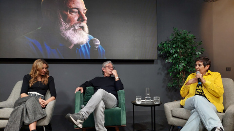 Patricia Simón, Enric González y Nieves Concostrina, en el homenaje a Ramón Lobo.