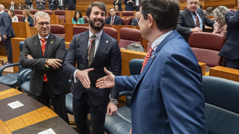 Juan García-Gallardo y Alfonso Fernández Mañueco se saludan durante el acto de celebración del 40 Aniversario del Estatuto de Autonomía de Castilla y León el 24 de febrero de 2023.