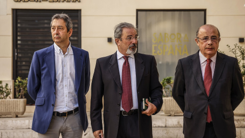 El torero Vicente Barrera, junto al líder deVox en País Valencià Carlos Flores, y el diputado en el Congreso, Ignacio Gil Lázaro el 13 de junio de 2023.