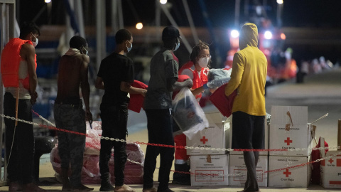 La embarcación de Salvamento Martítimo Salvamar Ízar ha trasladado este martes al puerto de Gran Tarajal,