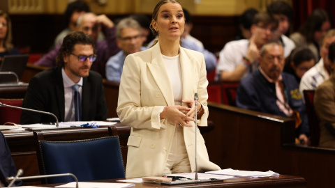 La presidenta del Govern balear, Marga Prohens, interviene durante un pleno en el Parlament balear, a 14 de noviembre de 2023, en Palma (España).