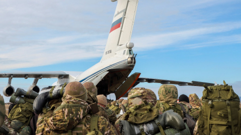 Militares rusos se dirigen a un avión de su Ejército en Grozni, a 17 de enero de 2024.