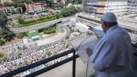 El papa Francisco defiende una sanidad "para todos" en su reaparición desde el hospital