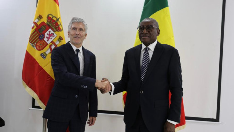 El ministro del Interior, Fernando Grande Marlaska, saludo a su homólogo senegalés,  Sidiki Kaba, durante una visita a Dakar, a 30 de octubre de 2023.