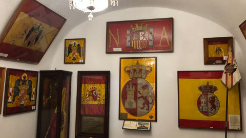 9/5/24  Sala de banderas del Museo Naval de Ferrol con enseñas franquistas mezcladas con las constitucionales y de la República, como la bandera naval del presidente Niceto Alcalá Zamora.