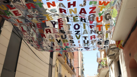 El carrer Ciudad Real de Gràcia on s'hi poden veure uns mots encreuats penjats dels balcons.