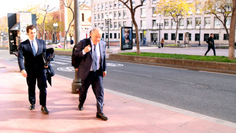 L'exdirector d'IQOXE, José Luis Morlanes, acompanyant dels seus advocats, després de declarar