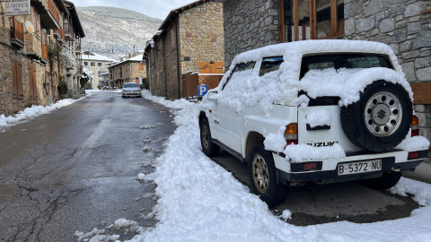 Gruixos de neu acumulats en un vehicle aparcat a un carrer de Setcases