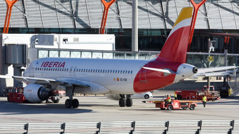 Un avión de Iberia, del grupo IAG, en el aeropuerto Adolfo Suárez Madrid-Barajas. E.P./Gustavo Valiente