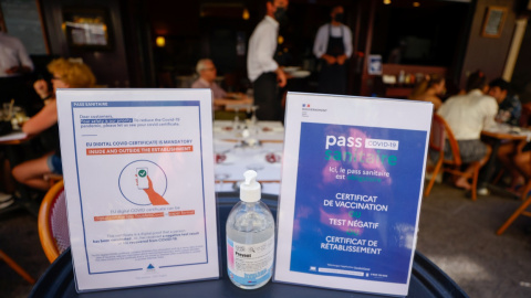 Carteles en un restaurante en Niza que avisan de las últimas restricciones impuestas por Francia, como el pase covid para acceder a locales públicos cerrados. REUTERS / Eric Gaillard