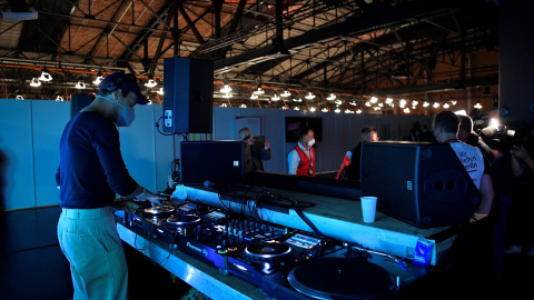 Un DJ actúa  durante una noche de vacunaciones con música en el centro de vacunación Arena Treptow, en Berlín. REUTERS/John Macdougall /Pool