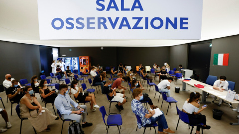 Varias personas sentadas en la sala de observación después de recibir una dosis de la vacuna Moderna contra la covid-19, en el Auditorio de Música de Roma. REUTERS / Guglielmo Mangiapane