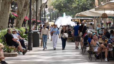 Imagen de archivo de bares llenos y turismo en Palma de Mallorca