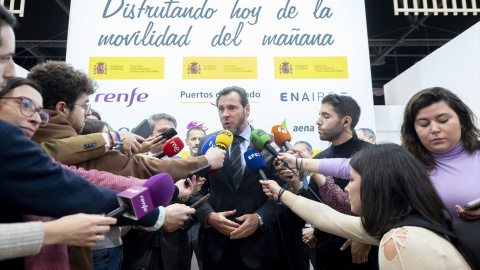 El ministro de Transportes y Movilidad Sostenible, Óscar Puente, realiza unas declaraciones a la prensa, durante su visita a la 44ª edición de la Feria Internacional del Turismo, Fitur 2024.