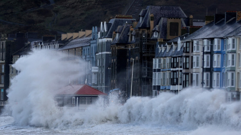 Olas causadas por la tormenta Eunice en Gales, el 18 de febrero de 2022.