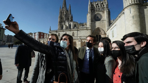 El presidente nacional del PP, Pablo Casado, se hace una foto con simpatizantes en un paseo por Burgos con motivo de la campaña electoral en Castilla y León