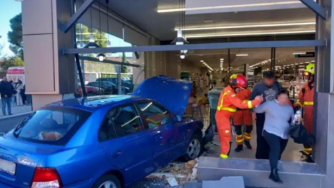 24/1/24 - Un coche se empotra contra un supermercado de Burjassot.