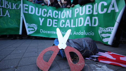 Miembros de las mareas andaluzas de sanidad y educación protestan a las puertas del Parlamento de Andalucía, a 20 de diciembre del 2023