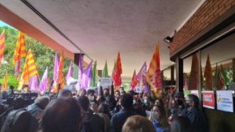 Els sindicats de l'ensenyament ocupen el Departament d'Educació en protesta pels canvis en el curs escolar