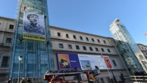 Greenpeace despliega una gran pancarta contra la guerra en Gaza en el Museo Reina Sofía de Madrid