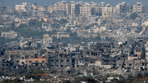 24/1/24 - Casas dañadas yacen en ruinas en Gaza, consecuencia de los bombardeos israelíes, visto desde Israel, el 24 de enero de 2024.