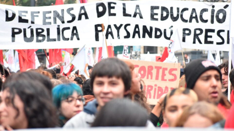 El paro contra los recortes movilizó a miles de docentes y estudiantes en Uruguay.