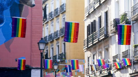 26/07/2022. Banderas LGTBI cuelgan de los balcones del barrio de Chueca en Madrid, a 25 de junio de 2021.