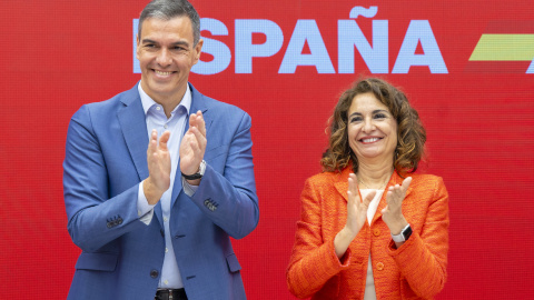 El presidente del Gobierno y secretario general del PSOE, Pedro Sánchez, junto a la vicesecretaria general socialista y vicepresidenta María Jesús Montero, en Ferraz este lunes.