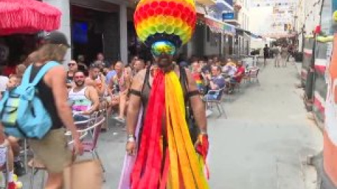 Desfile multitudinario en las calles de Sitges en las celebraciones del Orgullo Gay