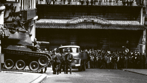 13/5/24 Tanques en la Praça do Carmo de Lisboa, donde se rindió Marcello Caetano.