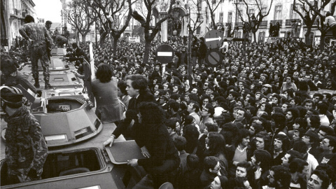 Imagen de la confraternización entre el pueblo y los militares revolucionarios.