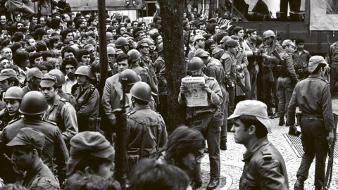 13/5/24 Soldados y civiles en la Praça do Carmo.