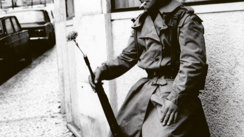 Un soldado, con un clavel en la boca de fusil, el 25 de abril de 1974 ern Lisboa.