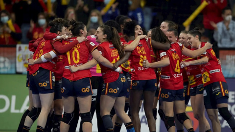 'Las Guerreras' celebran su pase a la semifinal del Mundial de Balonmano de 2021, en una imagen de archivo