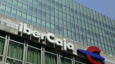 El logo de Ibercaja en su sede central en Zaragoza.